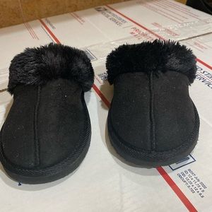 Black slippers size 6 good condition
